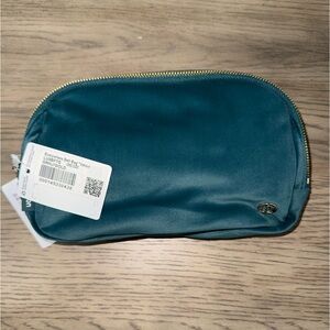 LULULEMON Velour Everywhere Belt Bag 1L in Green Jasper/Gold